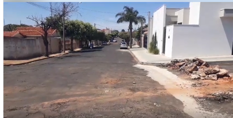 Reclamação da População: Valetas para escoamento de água são feitos, porém entulho fica mais de 15 dias no local obstruindo passagem. 22/11/19