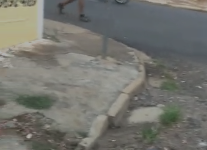 Reclamação a População: Pessoa limpa calçada de terreno e joga mato na rua