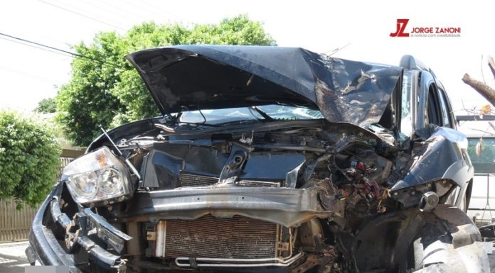 Veículo desgovernado bate em árvore e deixa motorista ferido em Dracena