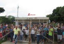 Alunos da APAE receberam Papai Noel que chegou de avião no Aeroporto de Dracena