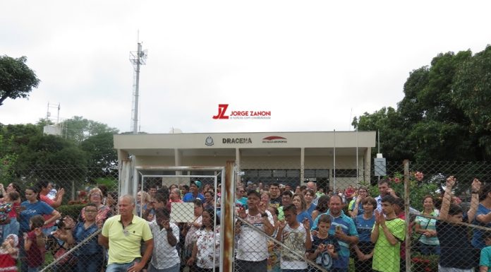 Alunos da APAE receberam Papai Noel que chegou de avião no Aeroporto de Dracena