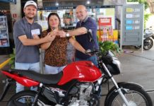 Moradora do bairro Emílio Zanata ganha Moto em sorteio no Posto Cebolão de Dracena