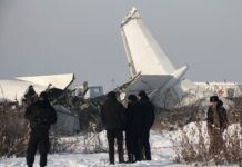Avião com cerca de 100 pessoas cai no Cazaquistão e deixa mortos