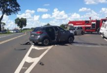 Na saída de posto de combustíveis, batida entre dois carros resulta em vítimas na Rodovia Assis Chateaubriand