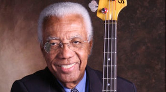 Bira, baixista do programa do Jô Soares, morre em hospital em SP