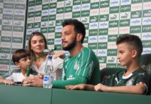 Edu Dracena, do Palmeiras, chora em última coletiva como jogador e brinca: “Vou passar meu currículo”