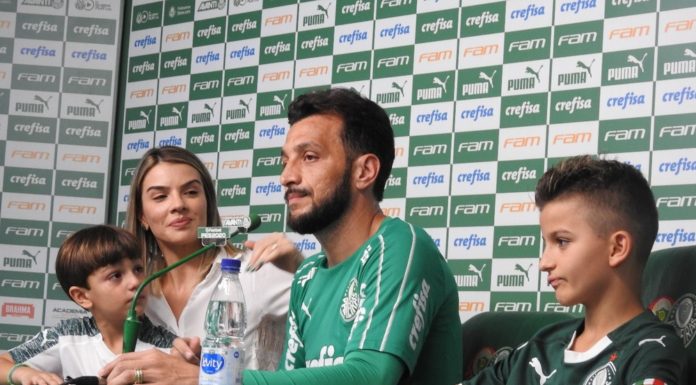 Edu Dracena, do Palmeiras, chora em última coletiva como jogador e brinca: “Vou passar meu currículo”