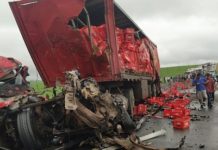 Duas pessoas morrem após acidente na PR-323, em Sertaneja. Caminhão da Bebidas Conti de Assis estava envolvido