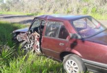 Acidente entre dois carros e moto deixa três pessoas feridas