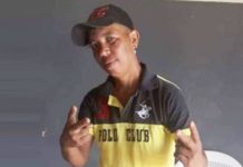 Mulher morre após cair de carroceria de veículo