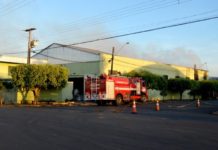 Incêndio destrói empresa de móveis e Bombeiros utilizam 90 mil litros de água no combate