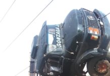 Ponte de madeira cede e caminhão com carga de eucalipto despenca em córrego em Mirante do Paranapanema