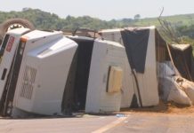 Motorista fica ferido após tombar caminhão na rodovia em Marília