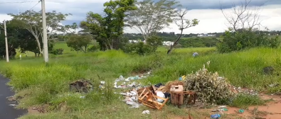 Reclamação da População: Velho problema da falta de respeito. Moradores tiram lixo de sua casa e despejam praticamente na porta de outros, lixão está sendo formado.