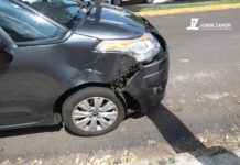 Carro e moto batem em avenida e motociclista vai parar no Pronto Socorro