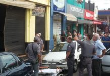 Após perder o controle da direção, motorista atinge carros parados e invade loja no Centro de Adamantina