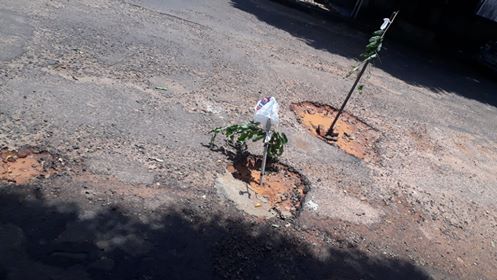 Reclamação Da População: Buracos Em Rua Podem Causar Acidentes Na Vila ...