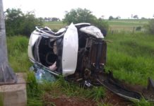 Capotamento de carro deixa motorista preso nas ferragens na SP-284, em Martinópolis