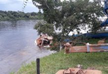 Caminhão vira e joga barco no rio Guaporé em Rondônia