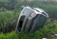 Carro capota na rodovia Cmte. João Ribeiro de Barros entre Iacri e Tupã com 5 mulheres dentro