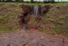 Reclamação da População: Moradores do jardim Pitangueiras estão preocupados com Cachoeira que está se formando com chuva ao lado de vicinal