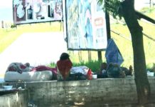 Reclamação da População: Ponto de carroça virou abrigo de andarilhos