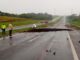 Equipes de resgate fazem buscas por caminhão que sumiu ao cair em cratera aberta em rodovia durante chuva