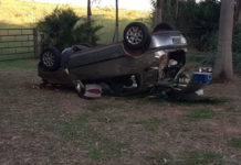 Carro capota na SP-294