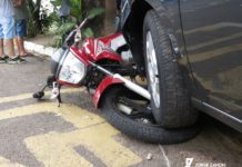 Caminhão desgovernado bate em carro e moto e vai parar há 3 quadras do local