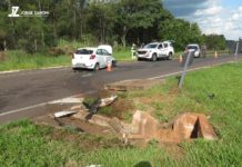 Carro desgovernado atravessa canteiro de trevo de rodovia e atinge caixa de captação de água