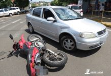 Acidente entre veículo e moto deixa mulher ferida no centro da cidade (Veja o vídeo)