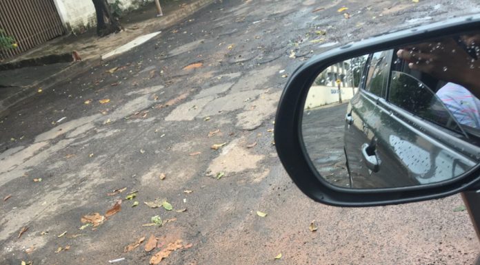Reclamação da População: Rua em frente a Escola Alfredo Machado cheia de buracos