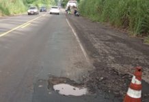 Mulher tem ferimentos graves após motocicleta passar por buraco e tombar na SP-294
