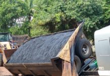 Caminhão carregado com massa asfáltica cai em buraco na rua Fortaleza