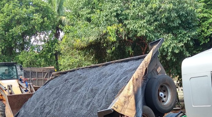 Caminhão carregado com massa asfáltica cai em buraco na rua Fortaleza