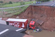Chuva abre cratera na pista e ‘engole’ carro e caminhão, uma pessoa morreu
