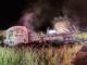 Caminhões são destruídos pelo fogo após batida em Rodovia