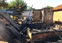 Pai e filho se salvam ilesos de incêndio que destruiu residência de madeira em Adamantina