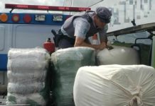 Polícia Militar Rodoviária em fiscalização de ilícitos apreende fardos com jaquetas do Paraguai sem documentação fiscal
