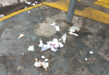 Moradores reclamam de sujeira deixada por vendedor de Lanches próximo a Posto de Saúde