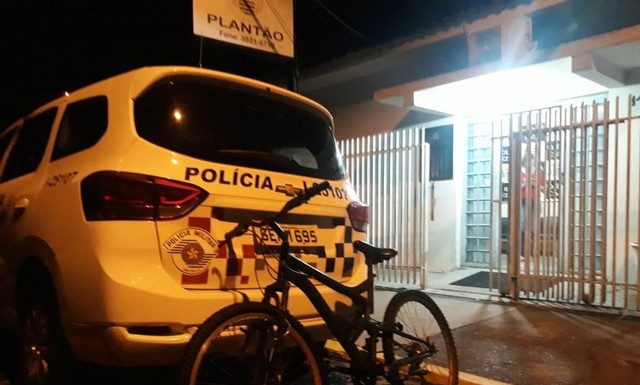 Ladrão simula estar armado, foge de bicicleta e acaba preso após roubar posto de combustíveis em Dracena