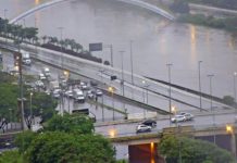 Chuva faz rios transbordarem, causa dezenas de alagamentos e trava São Paulo