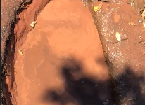 Reclamação da População: Buraco que põe em risco pedestres e veículos, ainda está cheio de água