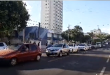 Empresários fazem carreata com buzinaço pedindo a reabertura do comércio na segunda-feira em Dracena