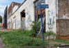 Casas abandonadas, terrenos e calçadas com mato, é o que mais temos na cidade