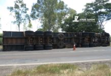 Tombamento de carreta aconteceu nesta sexta-feira (13) na SP-563 em Dracena