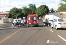 Acidente entre carro e moto no bairro metrópole em esquina de avenida sem sinalização