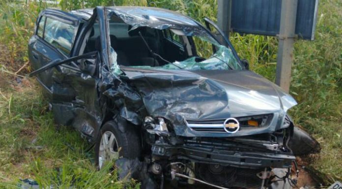 Colisão frontal entre dois carros deixa uma vítima grave na SP-294