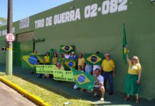 Alguns dracenenses se reuniram em frente ao Tiro de Guerra para manifestação.