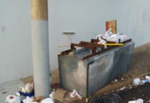 Reclamação da População: Lixeira quebrada deixa lixo espalhado pelo chão